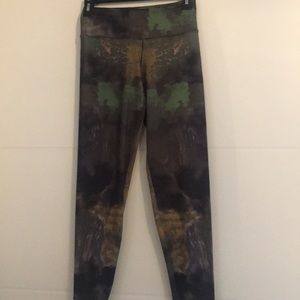 Camp-esque work out leggings